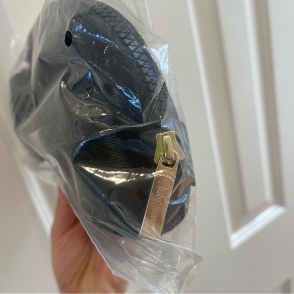 NWT Black / GOLD Lululemon Everywhere Belt bag 1L original size GOLD metal logo - Picture 4 of 15